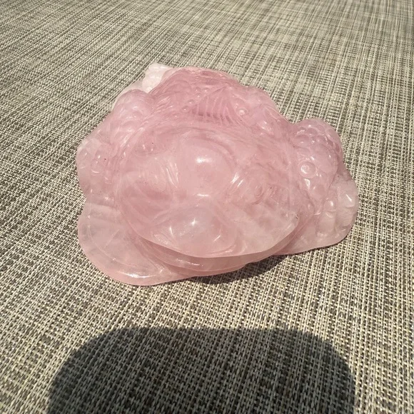 (C) Money Toad feng shui Rose Quartz Lucky Carved Stone Crystal Frog Figurine